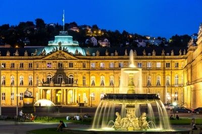 Zauberhafte Abendstimmung am Neuen Schloss in Stuttgart.