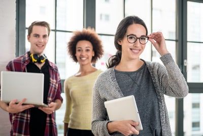 Praxiserfahrung sammeln: Praktikumsplätze und Werkstudentenjobs bieten Dir beste Voraussetzungen.