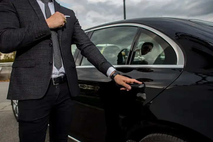 Chauffeur öffnet Autotür